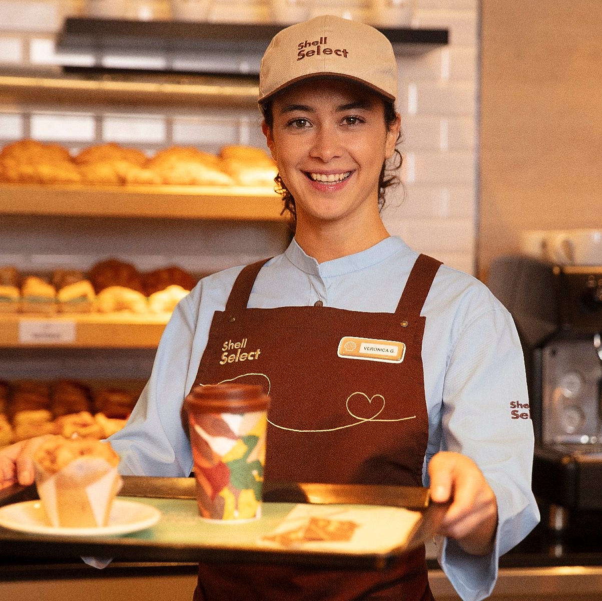 Μοντάζ ανθρώπων που απολαμβάνουν τον καφέ τους σε ένα φωτεινό, ευρύχωρο περιβάλλον καφέ