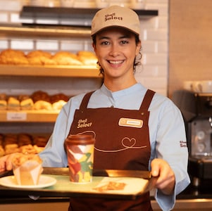 Μοντάζ ανθρώπων που απολαμβάνουν τον καφέ τους σε ένα φωτεινό, ευρύχωρο περιβάλλον καφέ