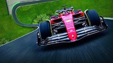 Ένα κόκκινο μονοθέσιο της Scuderia Ferrari F1 σε μια πίστα με παραμορφωμένη προοπτική για να επιμηκύνει το μήκος της πίστας