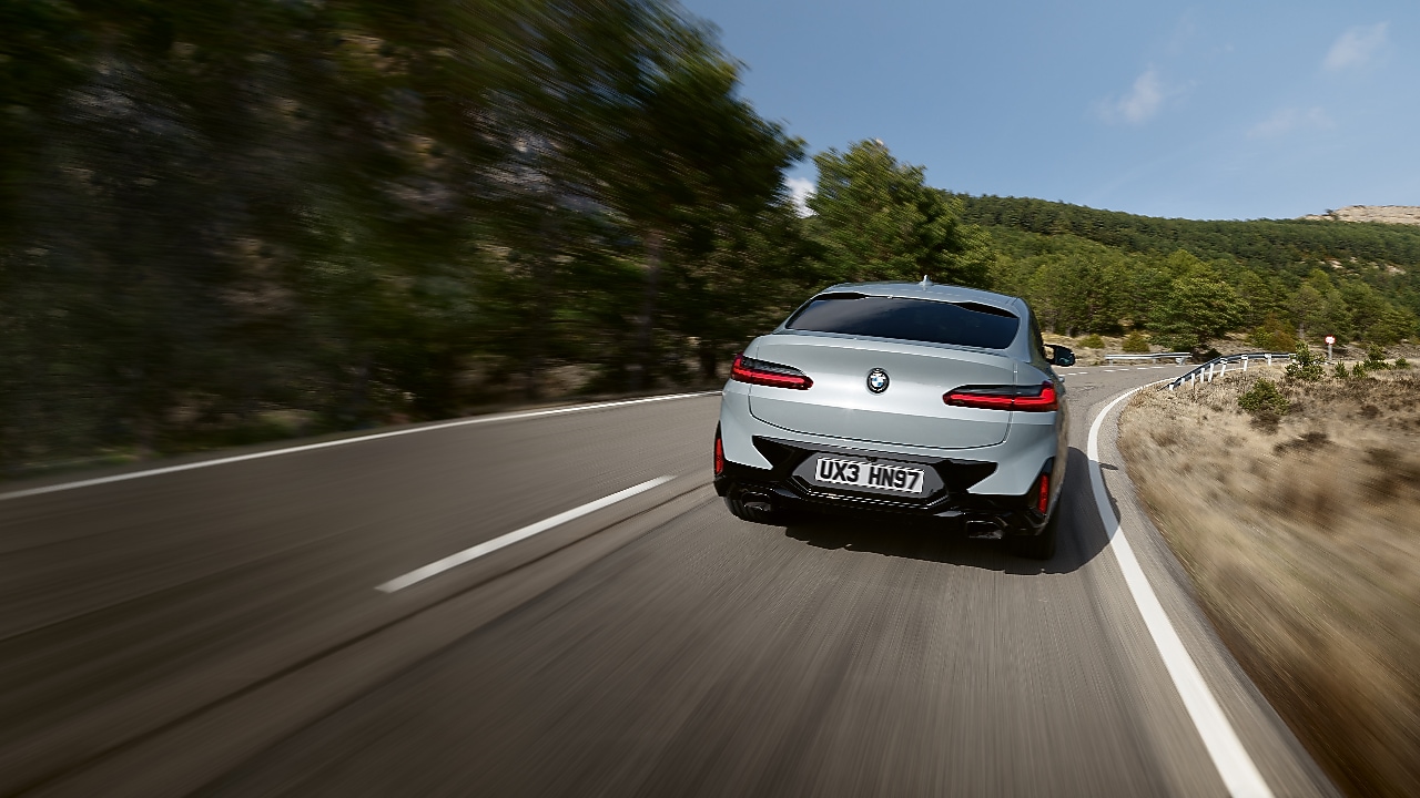 Ασημί BMW με τον άνθρωπο να μπαίνει σε αυτό από ψηλά