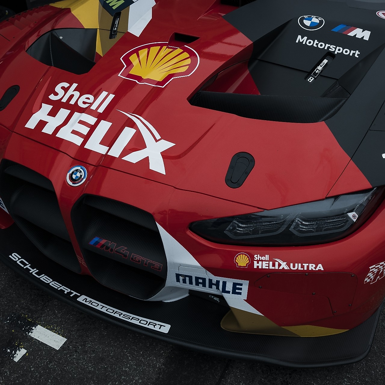 Μια κόκκινη BMW M3 κοντινό πλάνο καπό με λογότυπο SHELL HELIX