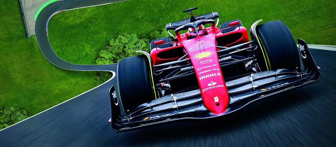 Ένα κόκκινο μονοθέσιο της Scuderia Ferrari F1 σε μια πίστα με παραμορφωμένη προοπτική για να επιμηκύνει το μήκος της πίστας