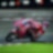 Μια κόκκινη μοτοσυκλέτα Ducati MotoGP παίρνει απότομη στροφή σε αγωνιστική πίστα