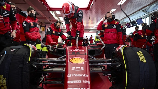 Κοντινό πλάνο του μονοθεσίου της Ferrari στο γκαράζ με τον Charles Leclerc να βγαίνει από αυτό