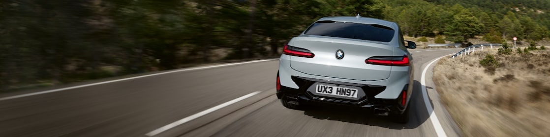 Ασημί BMW με τον άνθρωπο να μπαίνει σε αυτό από ψηλά